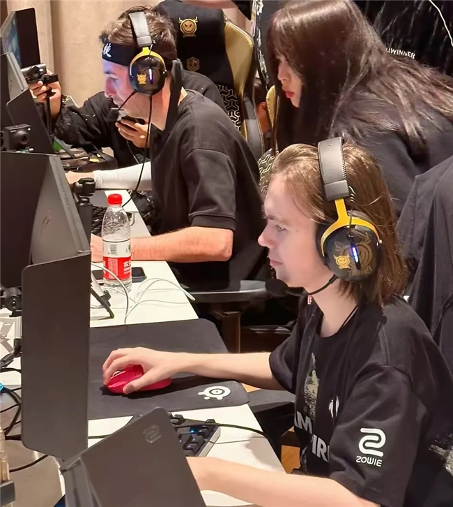 翻转中间！ Sasi 愤怒地切割 Baiye ， Shaoye 滑行并击杀 LGD Gaming 以与 Bilibili Gaming 打成平局；