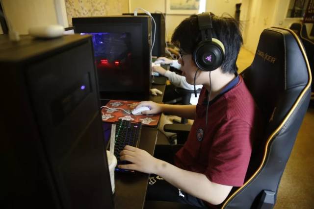 转会期又来了！最近 LPL 某战队的下路选手的女朋友是中路选手的前女友。