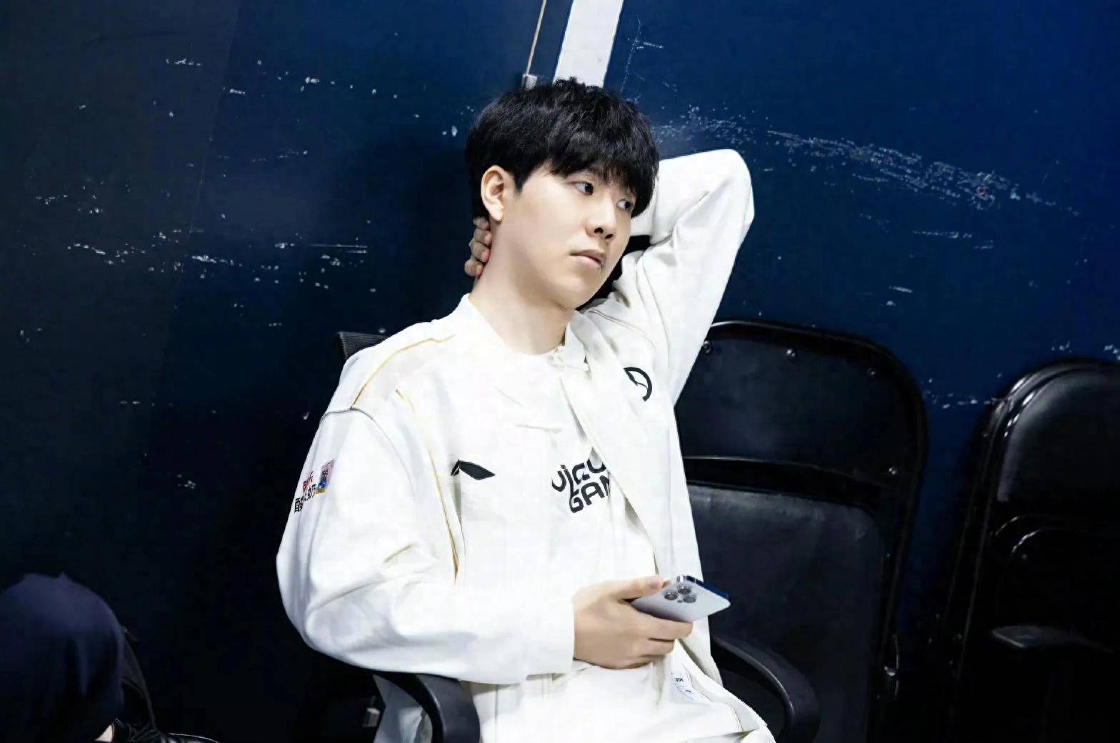 bin ：打团不需要太多沟通，在一起打久了，比较有默契